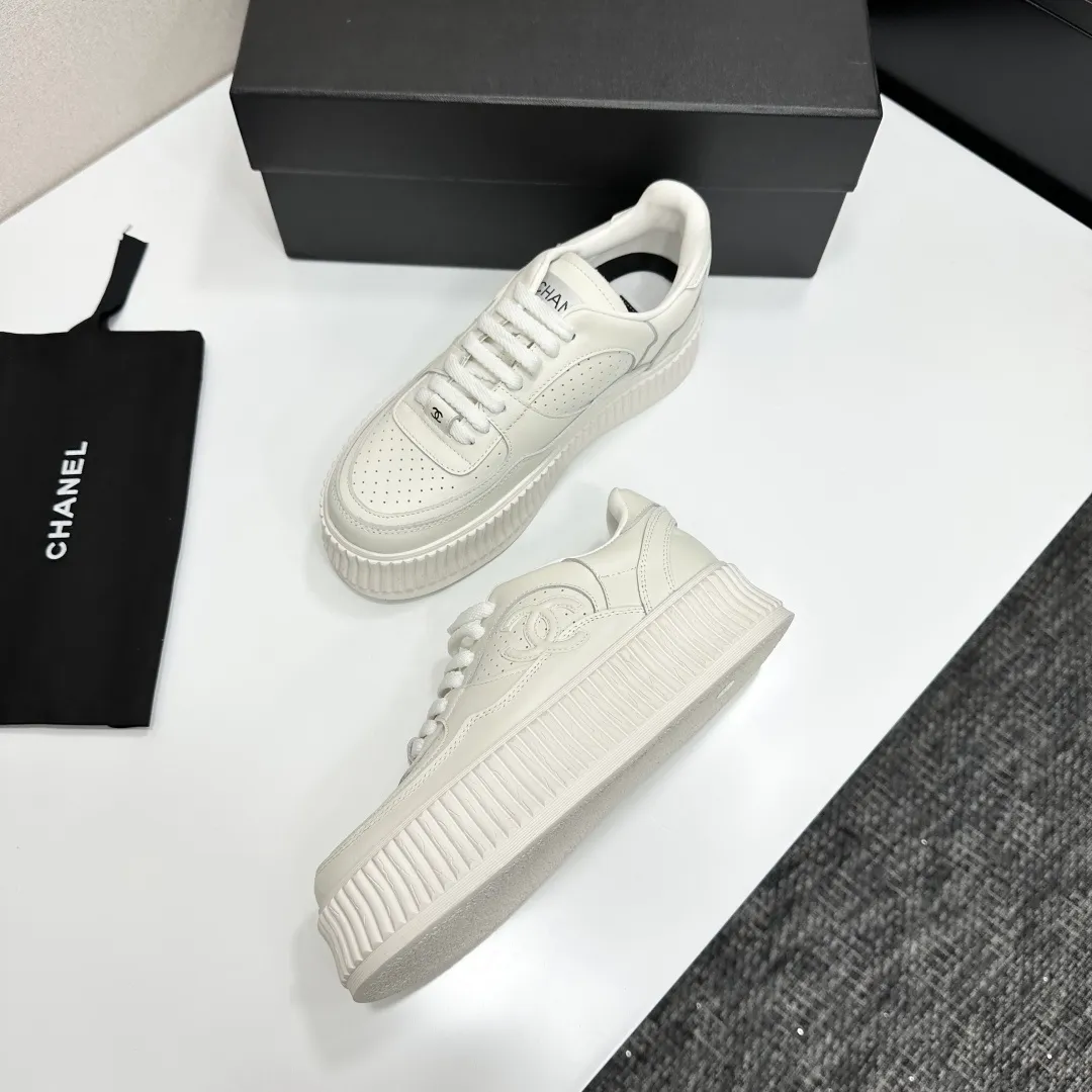 👟👟Ex-factory price 560👟👟Chanel Panda Shoes! 2025 counter's top casual sports shoes. This classic design; the upper is electro-embroidered with a variety of techniques; the outsole is fashionable and sporty; the unusual inclusion of a variety of color matching elements... The diversified mix and match is very good-looking and versatile, and can be used for leisure, fashion, sports, and outdoor... ꫛꫀꪝ Go➫ Materials: ❶Upper made of: original imported first-layer silk cowhide + original waterproof cloth + original first-layer cowhide ❷Inner lining: Breathable mesh ❸ Outsole based on: original TPU combination outsole, full set of boutique packaging for women 35–41